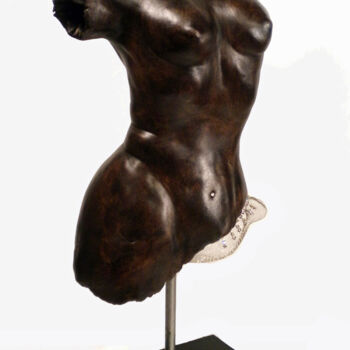 Skulptur mit dem Titel "La discrète" von Sylviane Bernardini, Original-Kunstwerk, Ton