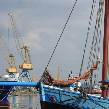 Fotografia zatytułowany „bateau en bois au p…” autorstwa Michel Stephan, Oryginalna praca