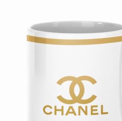 Design mit dem Titel "Tasse Chanel gold" von Tomiko, Original-Kunstwerk, Tischkunst