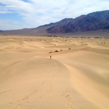 Photographie intitulée "Seule dans le Desert" par Nine, Œuvre d'art originale