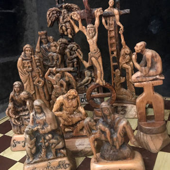 Skulptur mit dem Titel "God's Chessboard" von Christian Comte, Original-Kunstwerk, Holz