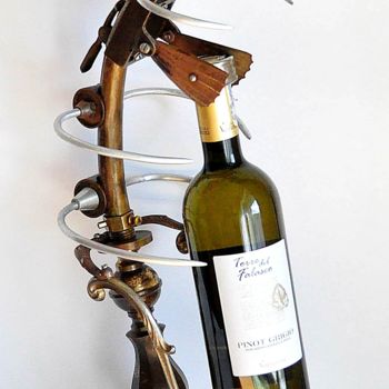 Skulptur mit dem Titel "Wine bottle rack" von Artūras Tamašauskas, Original-Kunstwerk, Bronze