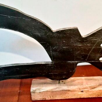 Skulptur mit dem Titel "UNA TIPA TRANQUILA" von Arturo Morin, Original-Kunstwerk, Holz