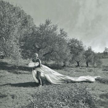 Fotografia intitolato "OLIVE WEDDING DRESS" da Astr, Opera d'arte originale, Fotografia digitale Montato su Telaio per barel…