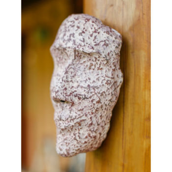 Скульптура под названием "Máscaras que Deixam…" - Mônica Villela, Подлинное произведение искусства, Бумага