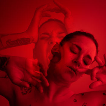 Fotografia intitolato "Crazy Red" da Audrey Herlin Photographie, Opera d'arte originale, Fotografia digitale