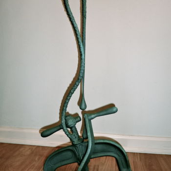 Skulptur mit dem Titel "Iron squeezer" von Aureliano De Aguiar, Original-Kunstwerk, Metalle
