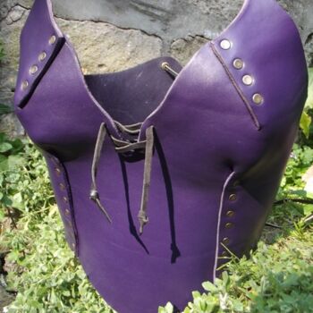 Artisanat intitulée "Bustier cuir violet…" par Aurélie Adam (A Fleur de Peau), Œuvre d'art originale