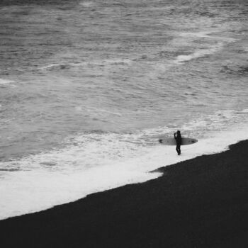 Fotografía titulada "Surfeur face à la m…" por Aurélien Bellido, Obra de arte original, Fotografía digital