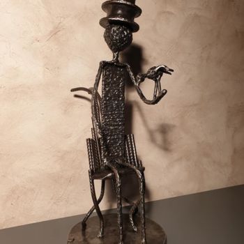 Sculptuur getiteld "Le chapelier enchan…" door Sandrine Plumard, Origineel Kunstwerk, Metalen