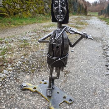 Sculptuur getiteld "Le ménestrel" door Sandrine Plumard, Origineel Kunstwerk, Metalen