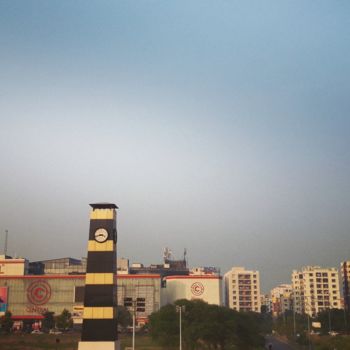 Photographie intitulée "Clocktower and shop…" par Avik Chakravorty, Œuvre d'art originale, Photographie non manipulée