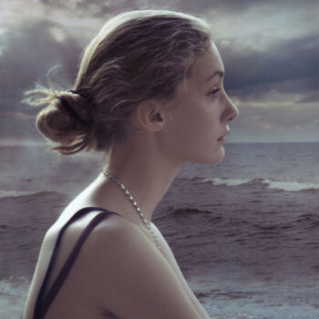 Photographie intitulée "La fille et la mer" par Azat Pogosian, Œuvre d'art originale, Photographie numérique
