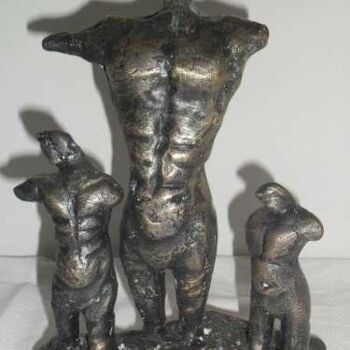 Sculpture titled "Pai com filhos" by R Bacchi, Original Artwork