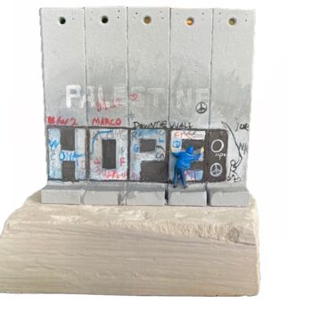 Скульптура под названием "HOPE Walled Off Hot…" - Banksy, Подлинное произведение искусства, Масло