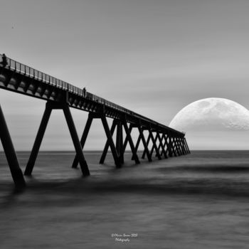 Photographie intitulée "Walking to the Moon" par Olivier Barau, Œuvre d'art originale, Photographie manipulée