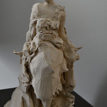 Scultura intitolato "Mademoiselle sort" da Bhyest, Opera d'arte originale, Terracotta