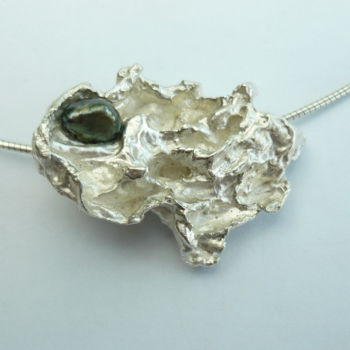 Design mit dem Titel "Pendentif argent." von Béatrice De Greef, Original-Kunstwerk, Schmuck