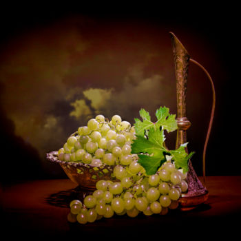 Photographie intitulée "white-grapes-and-a-…" par Benjamin, Œuvre d'art originale