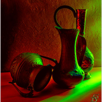 Photographie intitulée "bronze-jugs-against…" par Benjamin, Œuvre d'art originale