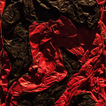Скульптура под названием "Oppression - Rouge…" - Benoît Saison, Подлинное произведение искусства, Бумага