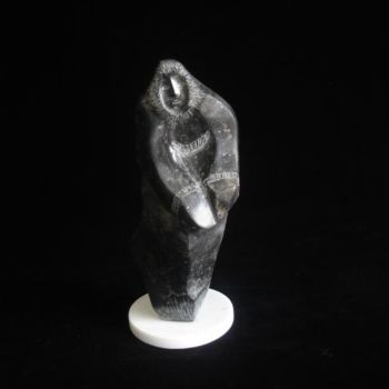Скульптура под названием "Inuit offering" - Berendina De Ruiter, Подлинное произведение искусства, Камень