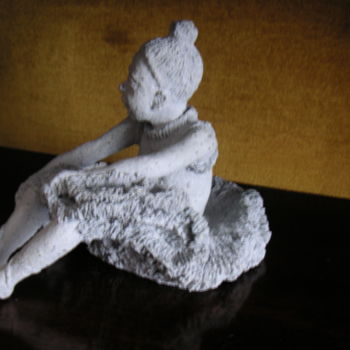 Sculpture titled "danseuse-assise1.jpg" by Bernadette De Munter, Original Artwork, Clay