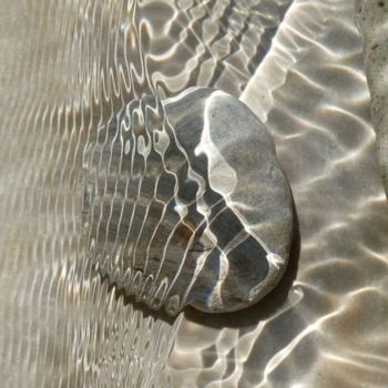 Photographie intitulée "Galet et reflet 1" par Alain Bernegger, Œuvre d'art originale, Photographie numérique