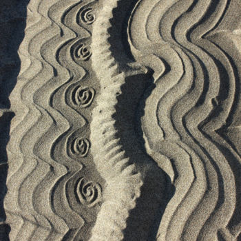 Photographie intitulée "Motifs sur le sable" par Alain Bernegger, Œuvre d'art originale