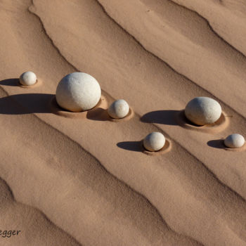 Instalación titulada "Galets et sable" por Alain Bernegger, Obra de arte original