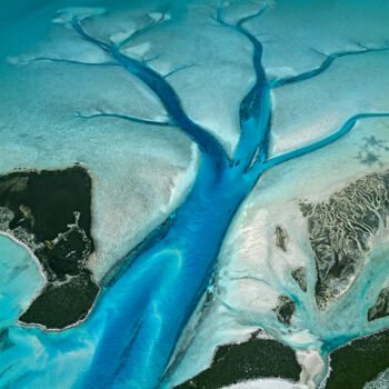 Фотография под названием "Long Island, Bahamas" - Bernhard Edmaier, Подлинное произведение искусства, Пленочная фотография