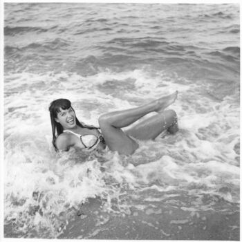 Photography titled "Floride – 1955 #35" by Betty Page - Bunny Yeager, Original Artwork, Non Manipulated Photography