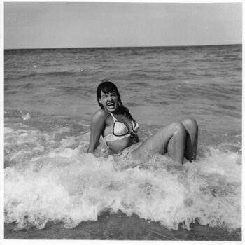 Photography titled "Floride – 1955 #32" by Betty Page - Bunny Yeager, Original Artwork, Non Manipulated Photography