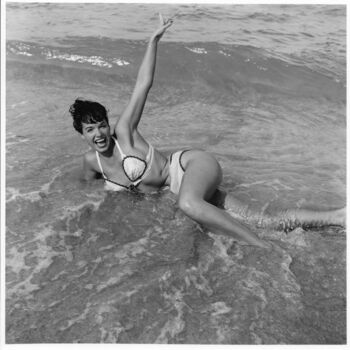 Photography titled "Floride – 1955 #30" by Betty Page - Bunny Yeager, Original Artwork, Non Manipulated Photography