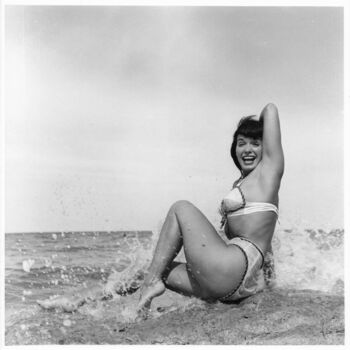 Photography titled "Floride – 1955 #27" by Betty Page - Bunny Yeager, Original Artwork, Non Manipulated Photography