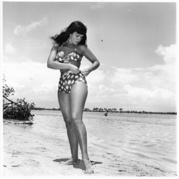 Fotografía titulada "Floride – 1955 #22" por Betty Page - Bunny Yeager, Obra de arte original, Fotografía no manipulada