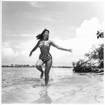 Fotografia zatytułowany „Floride – 1955 #15” autorstwa Betty Page - Bunny Yeager, Oryginalna praca, Fotografia nie manipulow…