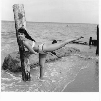 Photography titled "Floride – 1955 #12" by Betty Page - Bunny Yeager, Original Artwork, Non Manipulated Photography