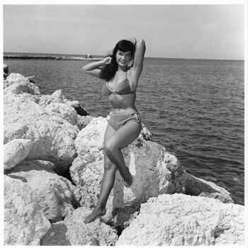 Fotografie mit dem Titel "Floride – 1955 #9" von Betty Page - Bunny Yeager, Original-Kunstwerk, Nicht bearbeitete Fotografie