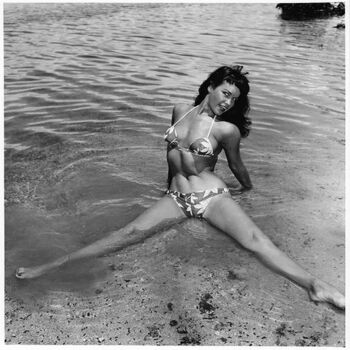 Photography titled "Floride – 1955 #8" by Betty Page - Bunny Yeager, Original Artwork, Non Manipulated Photography