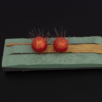 Sculpture intitulée "TWO PRICKLY NUTS" par Bin Xu, Œuvre d'art originale, Argile