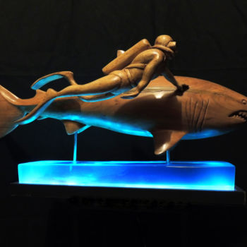 Скульптура под названием "Grand requin blanc" - Sabine Canton, Подлинное произведение искусства, Дерево