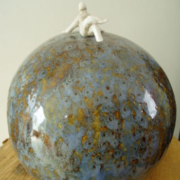 Sculpture titled "BOULE ASSIS SUR TER…" by Nicole Boldo, Original Artwork, Ceramics