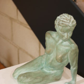 Sculpture titled "FEMME ASSISE DROITE" by Nicole Boldo, Original Artwork, Ceramics