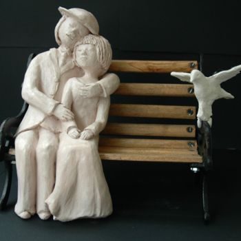 Scultura intitolato "Les Amoureux sur un…" da Michelle Bompard, Opera d'arte originale, Terracotta
