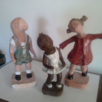 Sculpture intitulée "Les petites filles" par Michelle Bompard, Œuvre d'art originale, Terre cuite