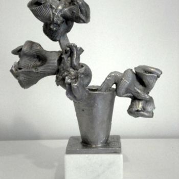 Sculpture titled "LINDAS FLORES" by Barake Sculptor, Original Artwork, Metals