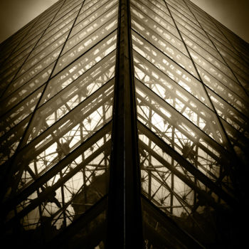 Fotografie mit dem Titel "Pyramide du Louvre" von Jgc Braticius, Original-Kunstwerk, Digitale Fotografie