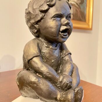 Scultura intitolato "Le rire de l'enfant" da Brigitte Bouron, Opera d'arte originale, Argilla