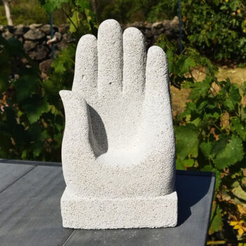 Скульптура под названием "La main" - Brigitte Dumont, Подлинное произведение искусства, бетон